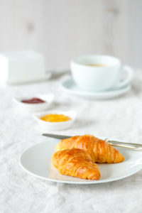 Frische Croissants auf einem Frühstückstisch Frische Croissants auf einem Frühstückstisch